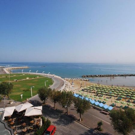 Hotel Bristol Pesaro Exterior photo